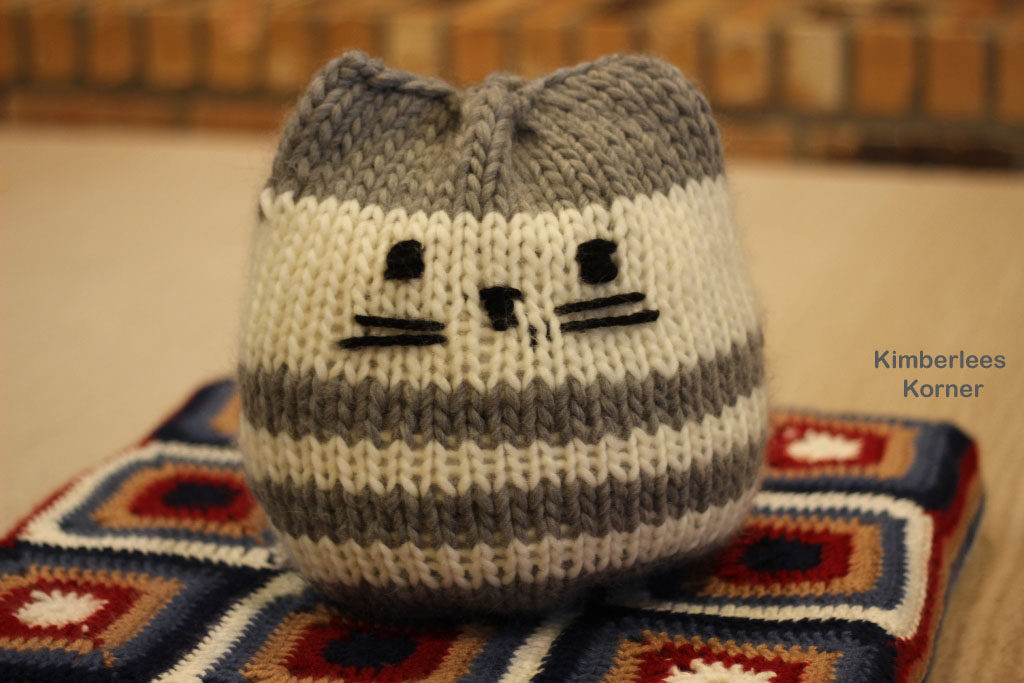 knitted cat pillow made by Kimberlees Korner